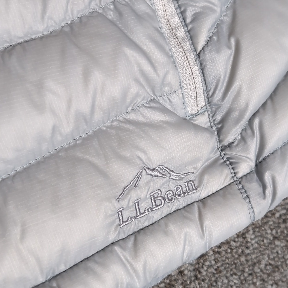 L.L. Bean Downtek Puffer Vest Size Large-Reg In Bluish-Silver Stowaway Pocket - Picture 3 of 12